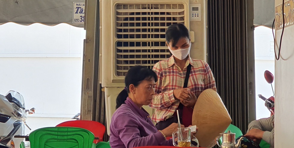 Xem chùm ảnh người bán vé số vui mừng được bán trở lại - Ảnh 15. Xem chùm ảnh người bán vé số vui mừng được bán trở lại - Ảnh 15.