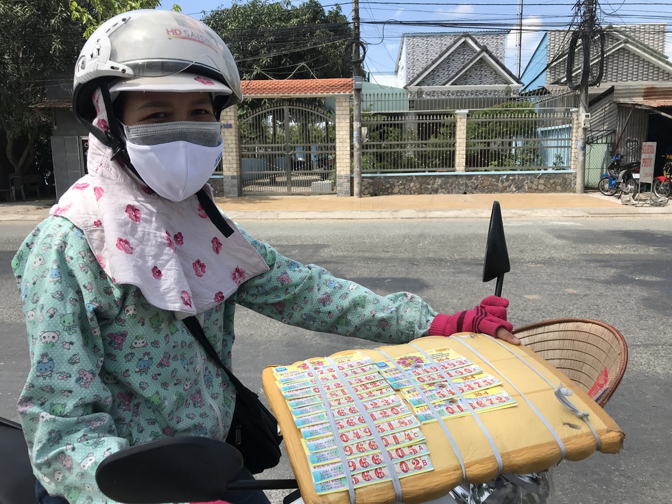 Xem chùm ảnh người bán vé số vui mừng được bán trở lại - Ảnh 13. Xem chùm ảnh người bán vé số vui mừng được bán trở lại - Ảnh 13.