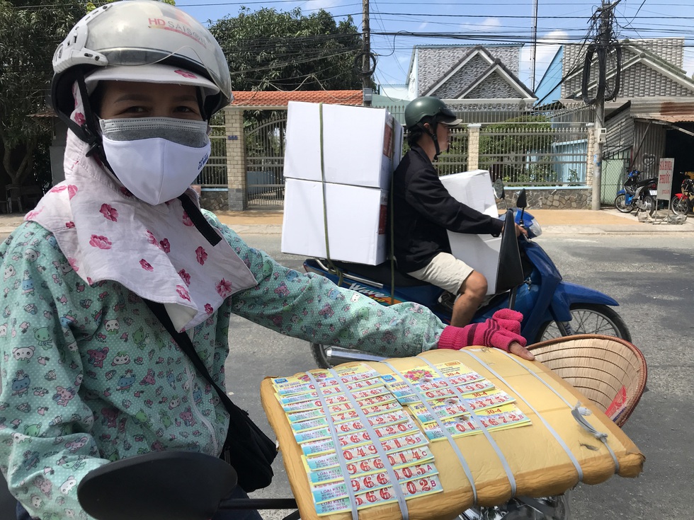 Xem chùm ảnh người bán vé số vui mừng được bán trở lại - Ảnh 9. Xem chùm ảnh người bán vé số vui mừng được bán trở lại - Ảnh 9.