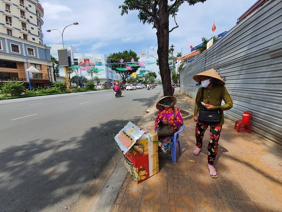 Xem chùm ảnh người bán vé số vui mừng được bán trở lại - Ảnh 10. Xem chùm ảnh người bán vé số vui mừng được bán trở lại - Ảnh 10.