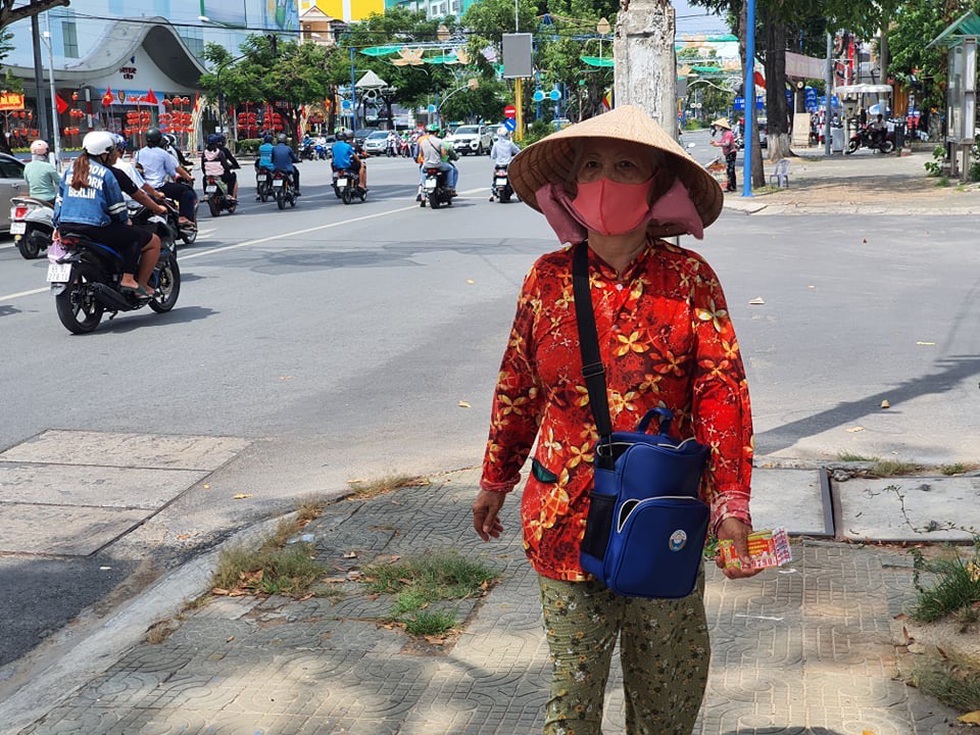 Xem chùm ảnh người bán vé số vui mừng được bán trở lại - Ảnh 11. Xem chùm ảnh người bán vé số vui mừng được bán trở lại - Ảnh 11.