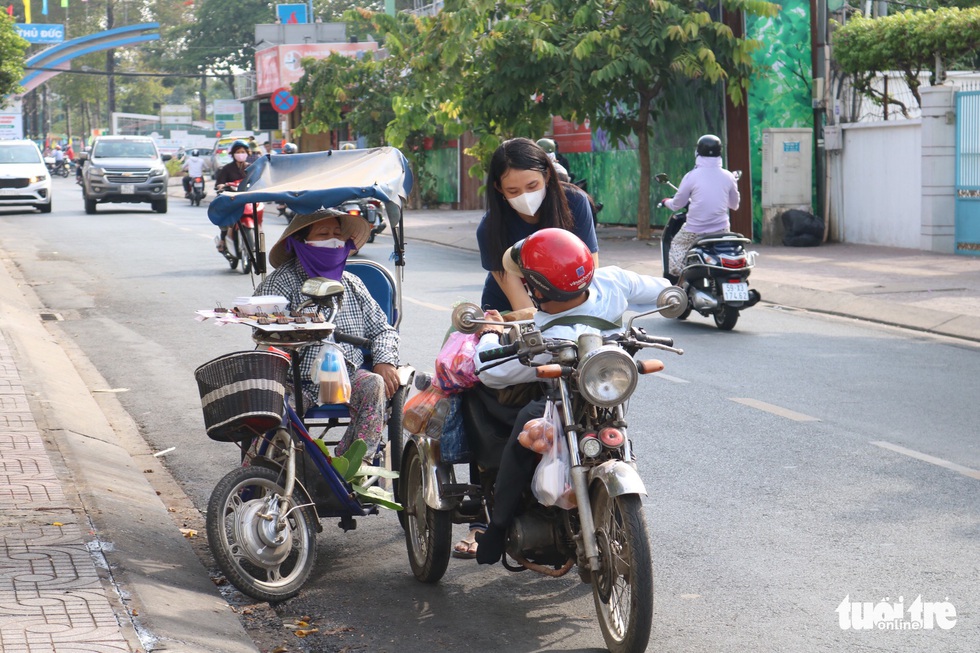 Xem chùm ảnh người bán vé số vui mừng được bán trở lại - Ảnh 7. Xem chùm ảnh người bán vé số vui mừng được bán trở lại - Ảnh 7.
