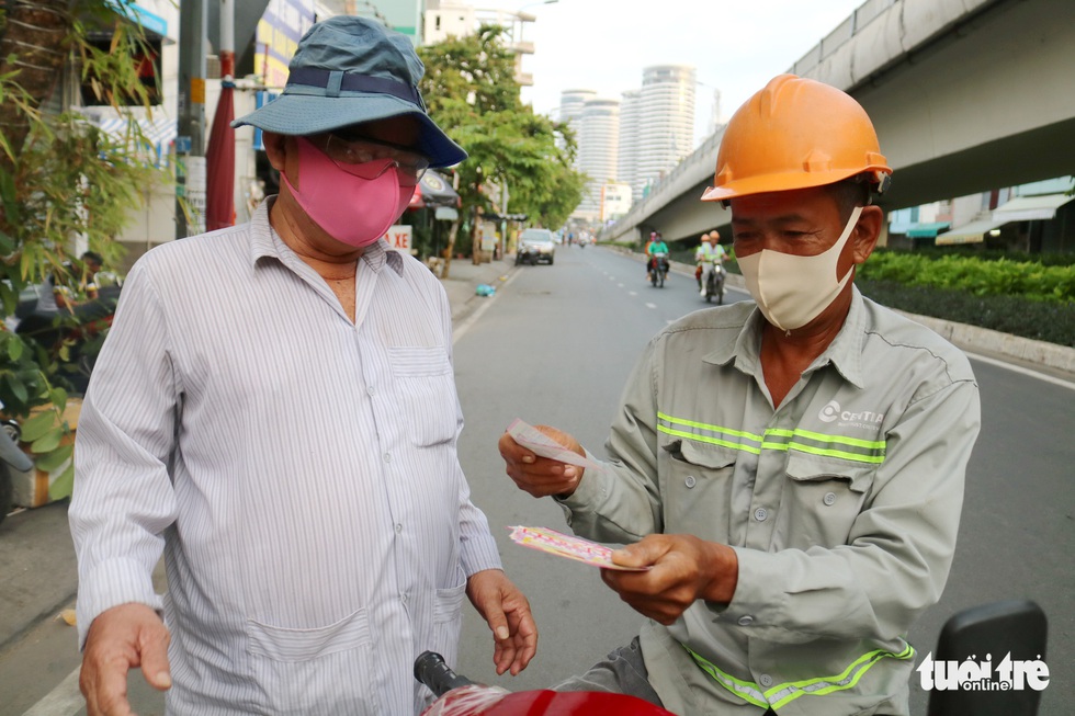 Xem chùm ảnh người bán vé số vui mừng được bán trở lại - Ảnh 2. Xem chùm ảnh người bán vé số vui mừng được bán trở lại - Ảnh 2.