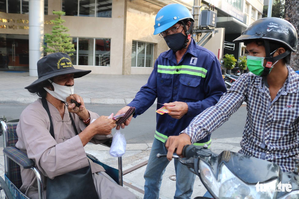 Xem chùm ảnh người bán vé số vui mừng được bán trở lại - Ảnh 3. Xem chùm ảnh người bán vé số vui mừng được bán trở lại - Ảnh 3.