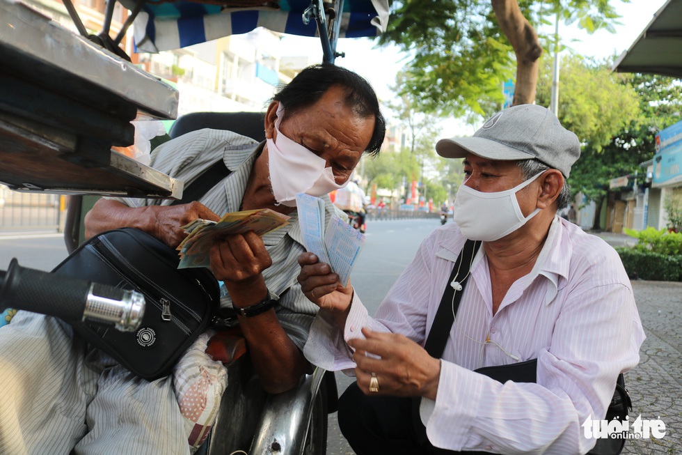 Xem chùm ảnh người bán vé số vui mừng được bán trở lại - Ảnh 4. Xem chùm ảnh người bán vé số vui mừng được bán trở lại - Ảnh 4.