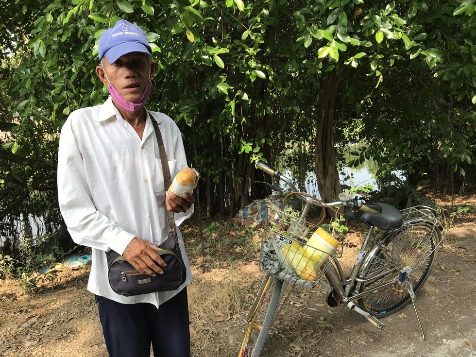 Xem chùm ảnh người bán vé số vui mừng được bán trở lại - Ảnh 12. Xem chùm ảnh người bán vé số vui mừng được bán trở lại - Ảnh 12.