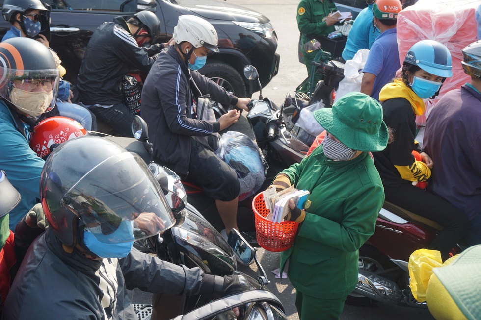 Cửa ngõ miền Tây, phà Cát Lái đông nghẹt - Ảnh 13. Cửa ngõ miền Tây, phà Cát Lái đông nghẹt - Ảnh 13.