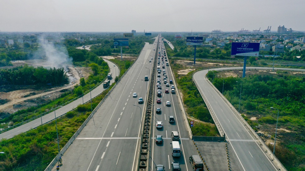 Sáng 30-4, kẹt xe nhiều giờ trên cao tốc TP.HCM - Long Thành - Dầu Giây - Ảnh 1. Sáng 30-4, kẹt xe nhiều giờ trên cao tốc TP.HCM - Long Thành - Dầu Giây - Ảnh 1.