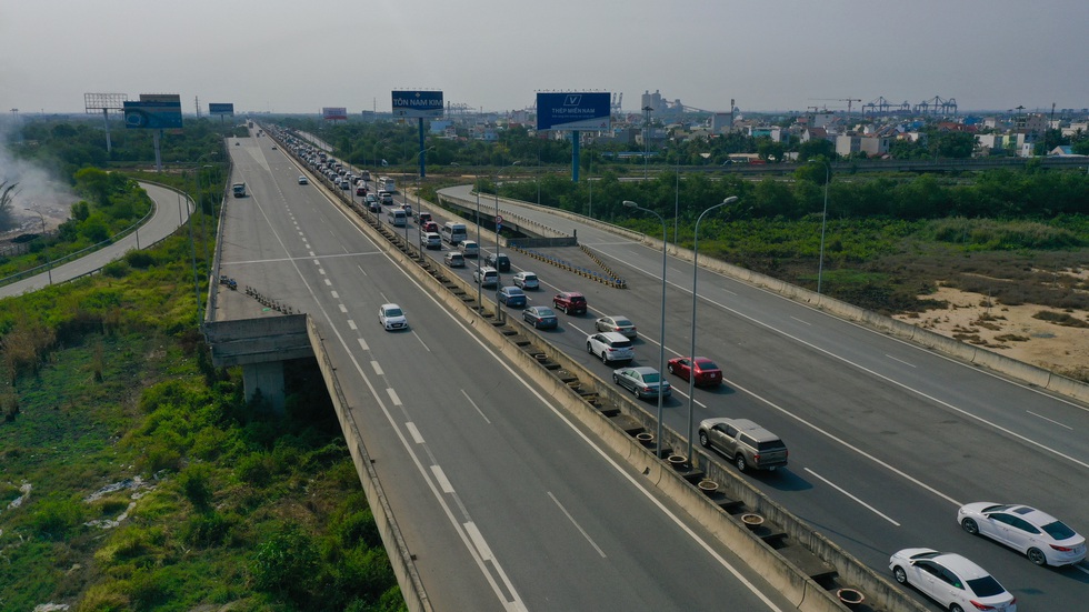 Sáng 30-4, kẹt xe nhiều giờ trên cao tốc TP.HCM - Long Thành - Dầu Giây - Ảnh 3. Sáng 30-4, kẹt xe nhiều giờ trên cao tốc TP.HCM - Long Thành - Dầu Giây - Ảnh 3.