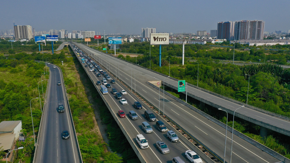 Sáng 30-4, kẹt xe nhiều giờ trên cao tốc TP.HCM - Long Thành - Dầu Giây - Ảnh 6. Sáng 30-4, kẹt xe nhiều giờ trên cao tốc TP.HCM - Long Thành - Dầu Giây - Ảnh 6.