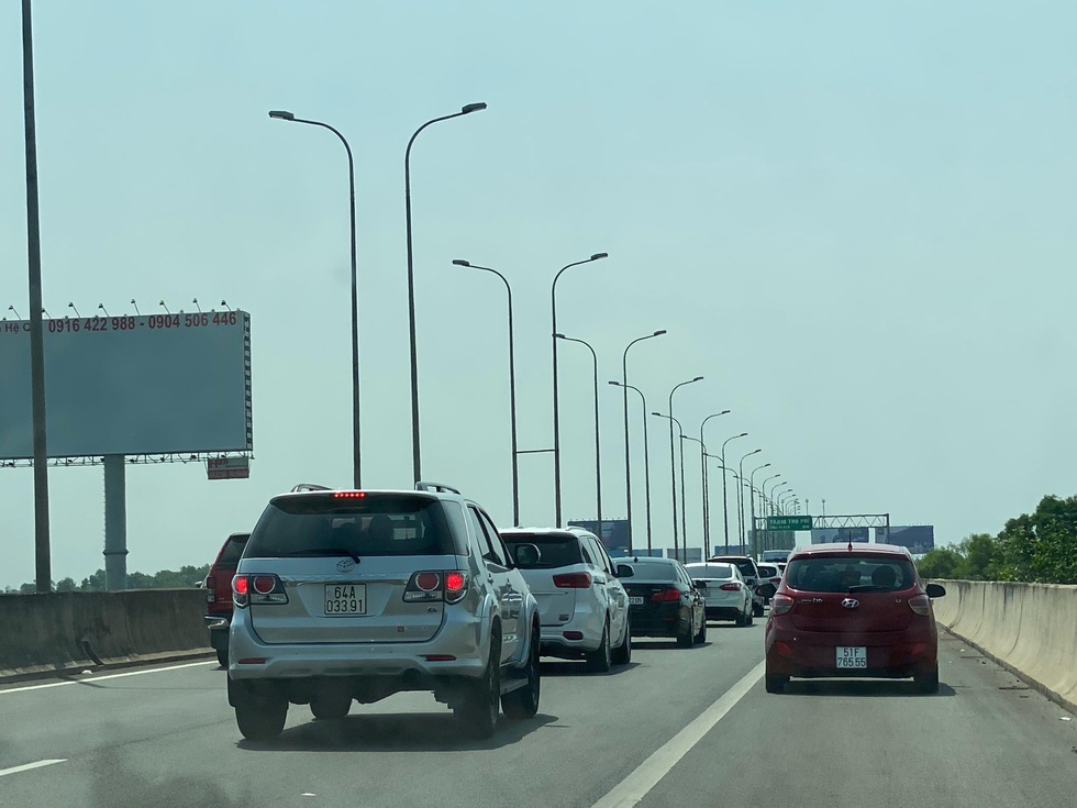 Sáng 30-4, kẹt xe nhiều giờ trên cao tốc TP.HCM - Long Thành - Dầu Giây - Ảnh 4. Sáng 30-4, kẹt xe nhiều giờ trên cao tốc TP.HCM - Long Thành - Dầu Giây - Ảnh 4.