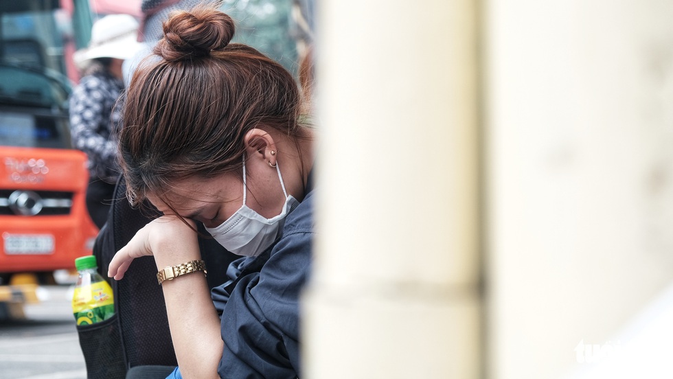 Hà Nội: Khách vạ vật ở bến từ sáng đến chiều vẫn không có xe - Ảnh 1. Hà Nội: Khách vạ vật ở bến từ sáng đến chiều vẫn không có xe - Ảnh 1.
