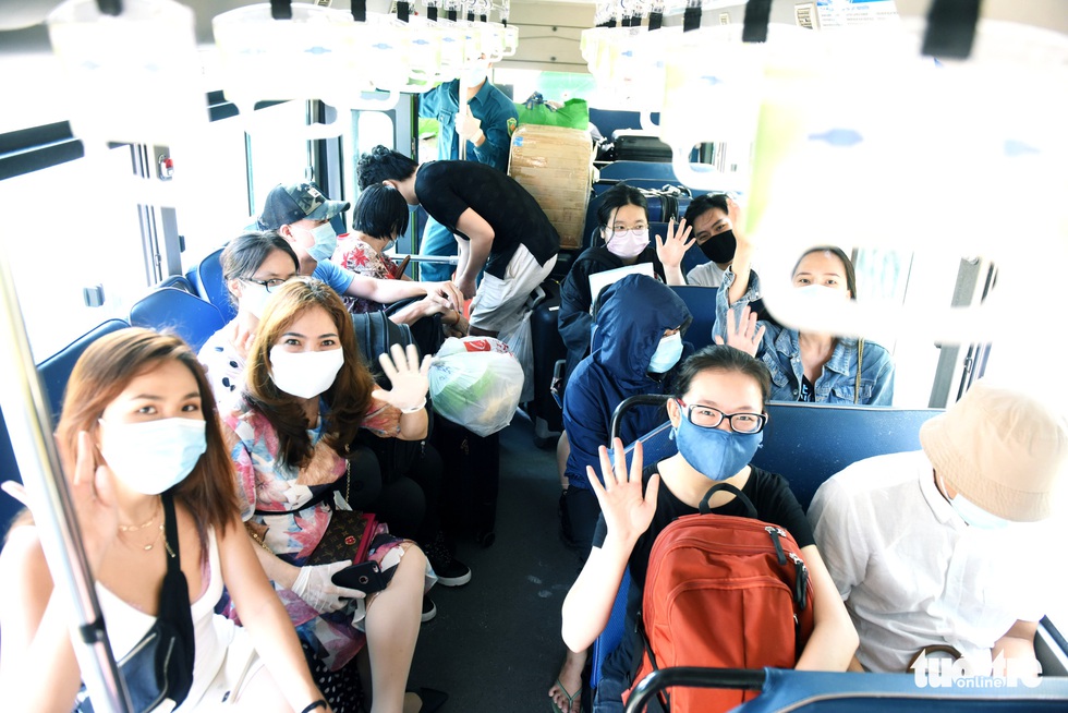 TP.HCM: 930 người hoàn thành cách ly được về nhà - Ảnh 13. TP.HCM: 930 người hoàn thành cách ly được về nhà - Ảnh 13.