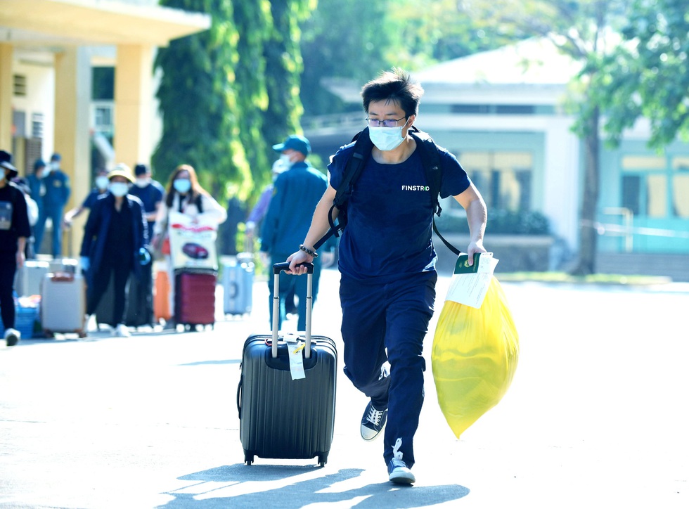 TP.HCM: 930 người hoàn thành cách ly được về nhà - Ảnh 7. TP.HCM: 930 người hoàn thành cách ly được về nhà - Ảnh 7.