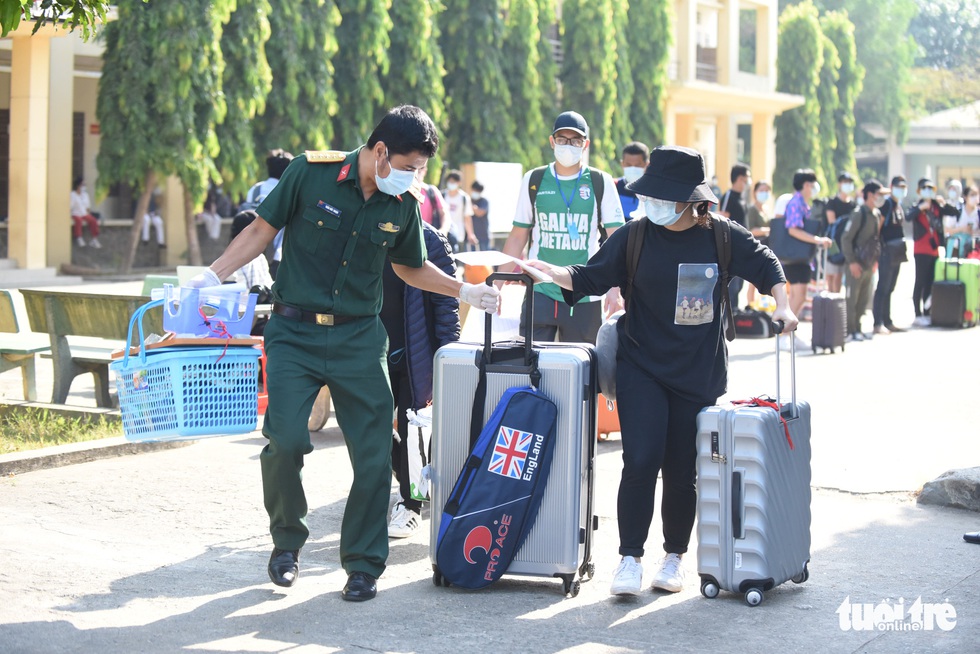 TP.HCM: 930 người hoàn thành cách ly được về nhà - Ảnh 1. TP.HCM: 930 người hoàn thành cách ly được về nhà - Ảnh 1.