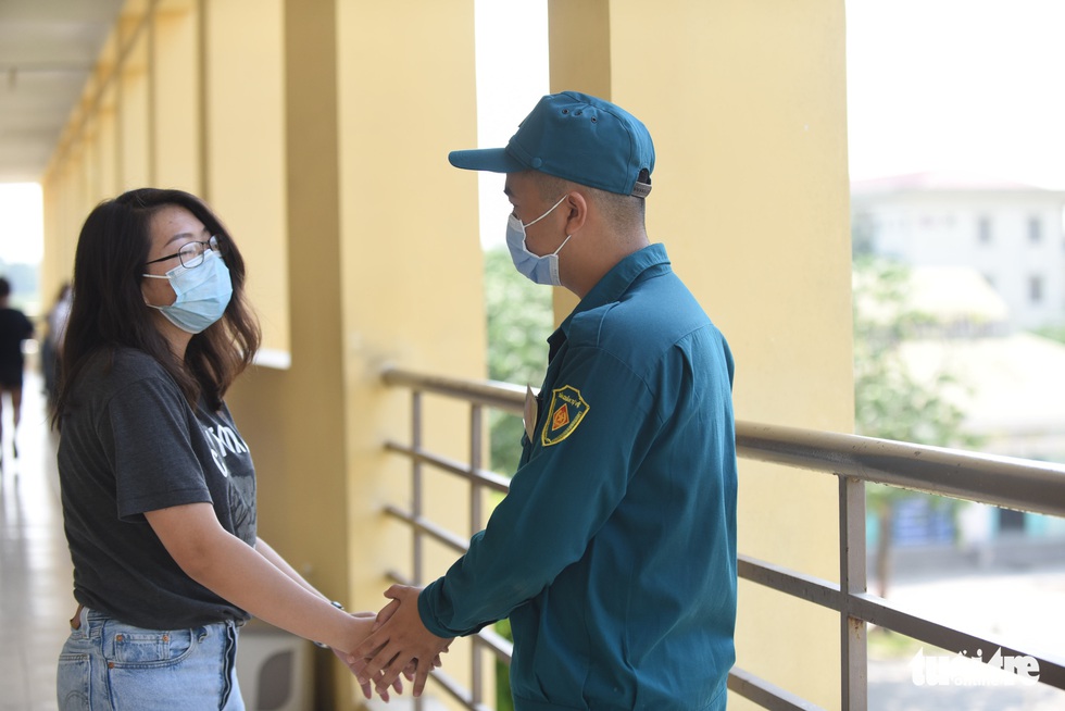 TP.HCM: 930 người hoàn thành cách ly được về nhà - Ảnh 10. TP.HCM: 930 người hoàn thành cách ly được về nhà - Ảnh 10.