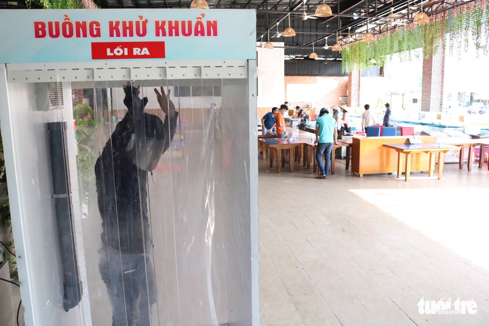 Độc đáo cách mua bán ở nhà hàng hải sản thời cách ly xã hội - Ảnh 3. Độc đáo cách mua bán ở nhà hàng hải sản thời cách ly xã hội - Ảnh 3.