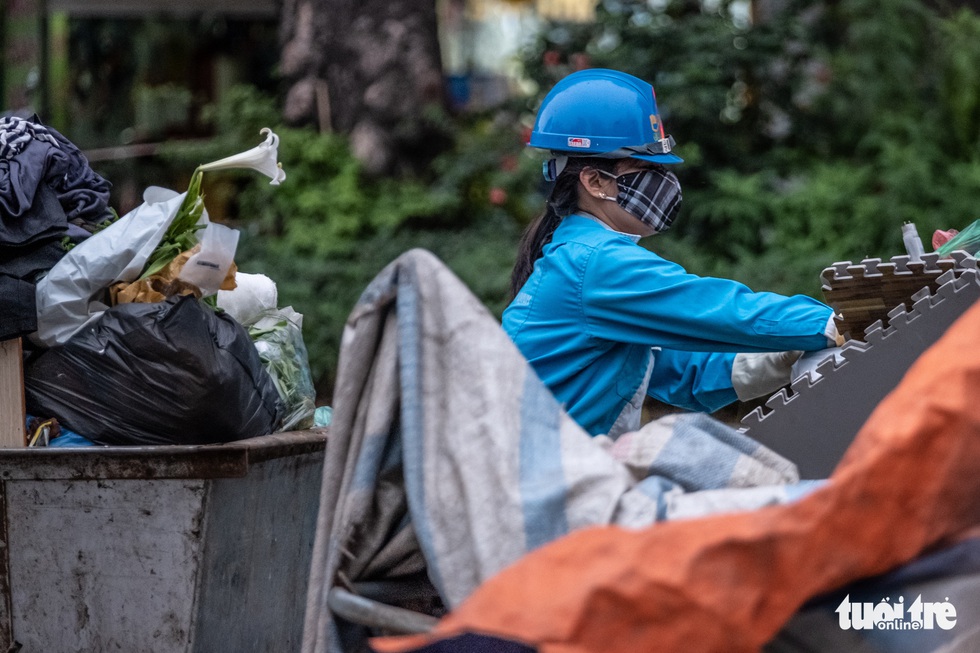 Họ không được phép ở trong nhà, vì sự sạch đẹp của Hà Nội - Ảnh 8. Họ không được phép ở trong nhà, vì sự sạch đẹp của Hà Nội - Ảnh 8.