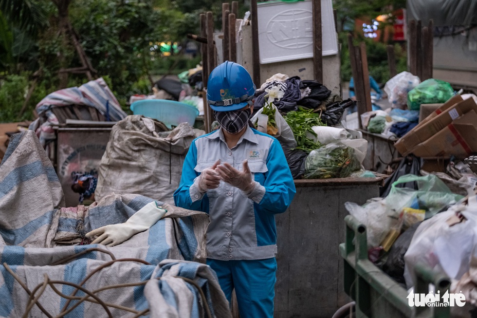 Họ không được phép ở trong nhà, vì sự sạch đẹp của Hà Nội - Ảnh 9. Họ không được phép ở trong nhà, vì sự sạch đẹp của Hà Nội - Ảnh 9.