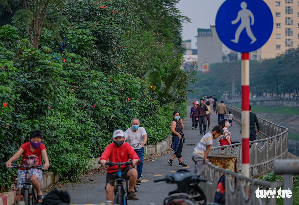 Công viên đóng cửa, nhiều người dân Hà Nội liều mình ra đường tập thể dục - Ảnh 3.