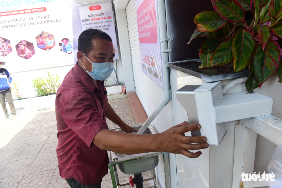 ATM gạo’ ở Tân Phú tuôn trào nhân ái Sài Gòn 24/24 - Ảnh 4.