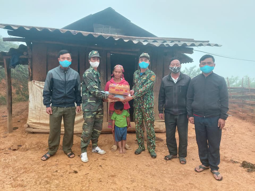 Thương lắm lon rau xanh mọc ngay chốt trực COVID-19 vùng biên - Ảnh 8. Thương lắm lon rau xanh mọc ngay chốt trực COVID-19 vùng biên - Ảnh 8.