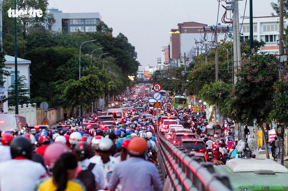 Dòng xe và người khủng khiếp trên đường Nguyễn Kiệm, Nguyễn Thái Sơn - Ảnh 1. Dòng xe và người khủng khiếp trên đường Nguyễn Kiệm, Nguyễn Thái Sơn - Ảnh 1.