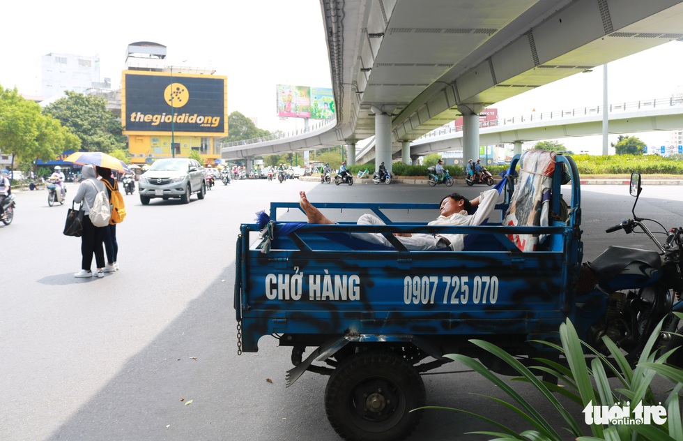Sài Gòn nhiều ngày 36 - 37 độ, đủ kiểu chống nắng nóng - Ảnh 2. Sài Gòn nhiều ngày 36 - 37 độ, đủ kiểu chống nắng nóng - Ảnh 2.