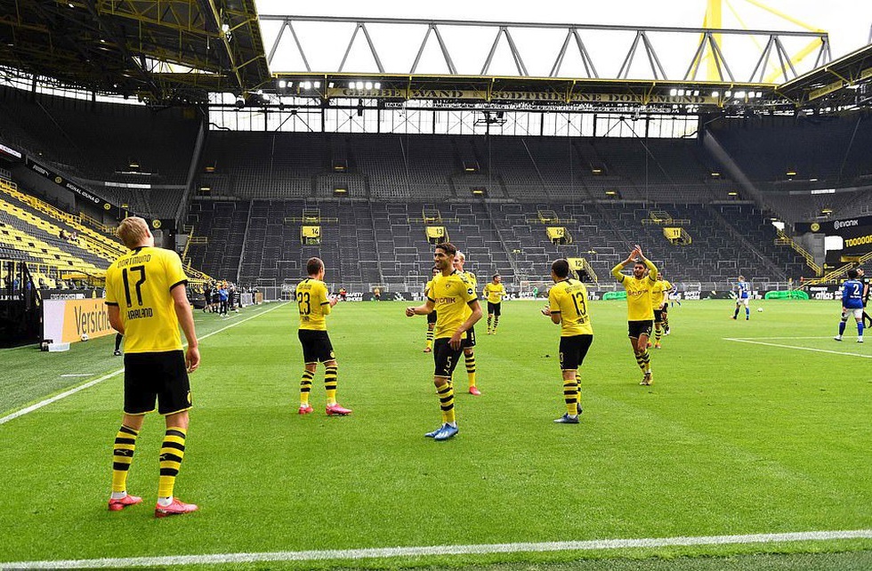 Cầu thủ vừa ăn mừng vừa giãn cách xã hội trong ngày Bundesliga trở lại - Ảnh 6. Cầu thủ vừa ăn mừng vừa giãn cách xã hội trong ngày Bundesliga trở lại - Ảnh 6.