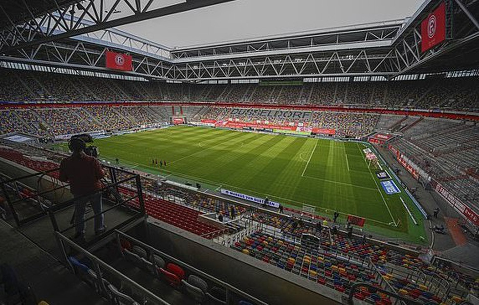 Cầu thủ vừa ăn mừng vừa giãn cách xã hội trong ngày Bundesliga trở lại - Ảnh 1. Cầu thủ vừa ăn mừng vừa giãn cách xã hội trong ngày Bundesliga trở lại - Ảnh 1.