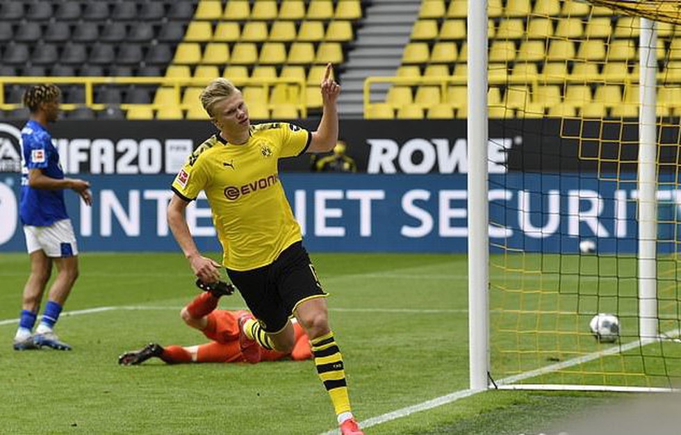 Cầu thủ vừa ăn mừng vừa giãn cách xã hội trong ngày Bundesliga trở lại - Ảnh 5. Cầu thủ vừa ăn mừng vừa giãn cách xã hội trong ngày Bundesliga trở lại - Ảnh 5.