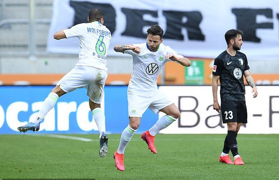 Cầu thủ vừa ăn mừng vừa giãn cách xã hội trong ngày Bundesliga trở lại - Ảnh 7. Cầu thủ vừa ăn mừng vừa giãn cách xã hội trong ngày Bundesliga trở lại - Ảnh 7.