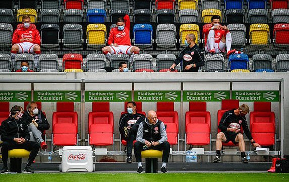 Cầu thủ vừa ăn mừng vừa giãn cách xã hội trong ngày Bundesliga trở lại - Ảnh 4. Cầu thủ vừa ăn mừng vừa giãn cách xã hội trong ngày Bundesliga trở lại - Ảnh 4.