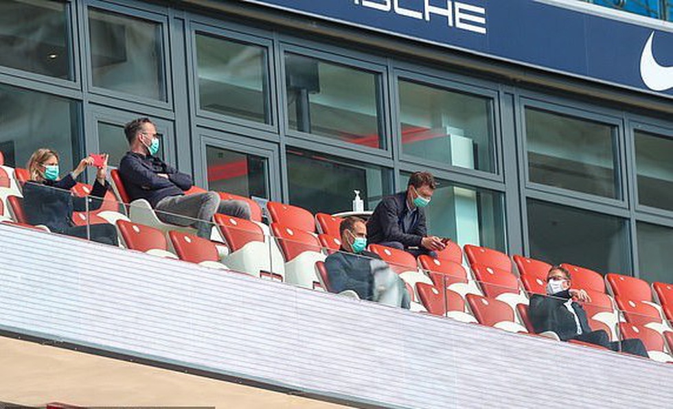 Cầu thủ vừa ăn mừng vừa giãn cách xã hội trong ngày Bundesliga trở lại - Ảnh 3. Cầu thủ vừa ăn mừng vừa giãn cách xã hội trong ngày Bundesliga trở lại - Ảnh 3.