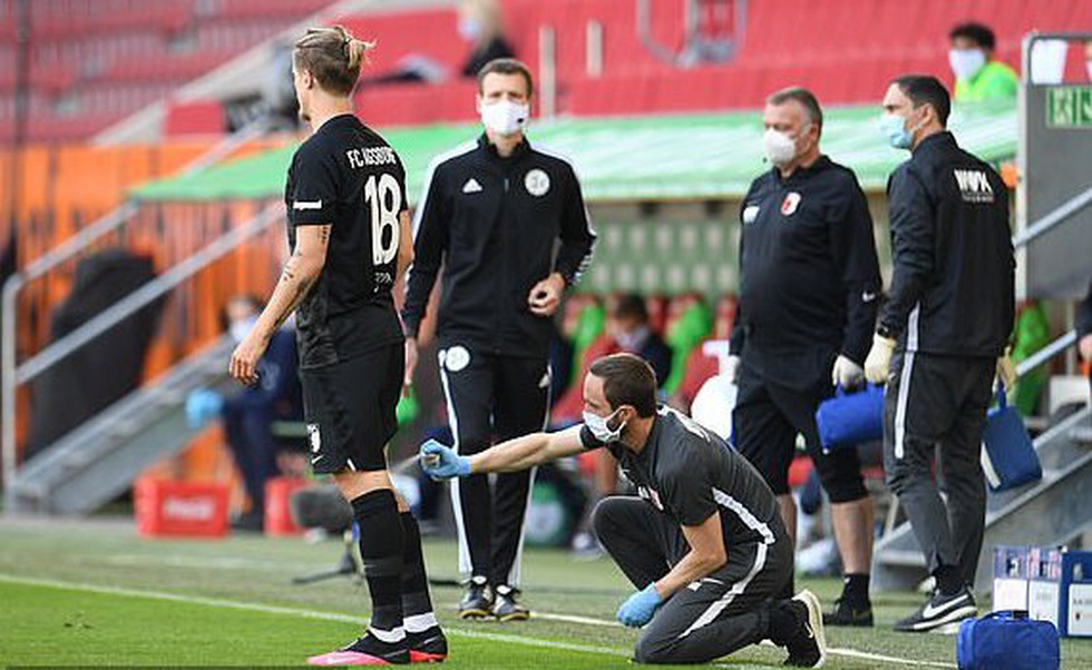 Cầu thủ vừa ăn mừng vừa giãn cách xã hội trong ngày Bundesliga trở lại - Ảnh 9. Cầu thủ vừa ăn mừng vừa giãn cách xã hội trong ngày Bundesliga trở lại - Ảnh 9.