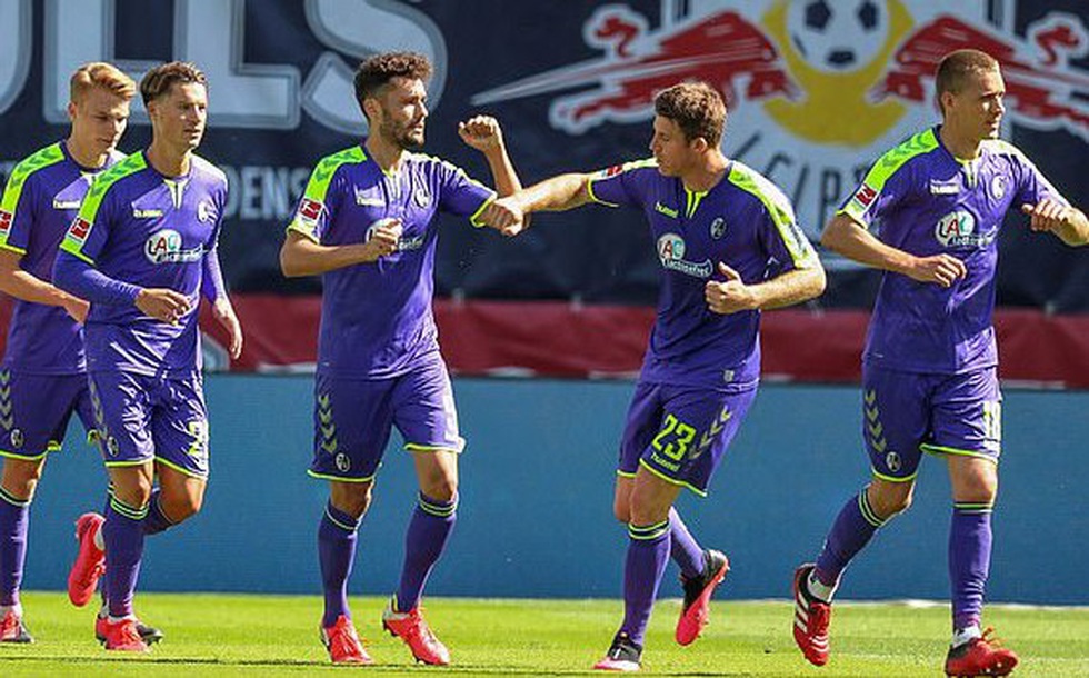 Cầu thủ vừa ăn mừng vừa giãn cách xã hội trong ngày Bundesliga trở lại - Ảnh 8. Cầu thủ vừa ăn mừng vừa giãn cách xã hội trong ngày Bundesliga trở lại - Ảnh 8.