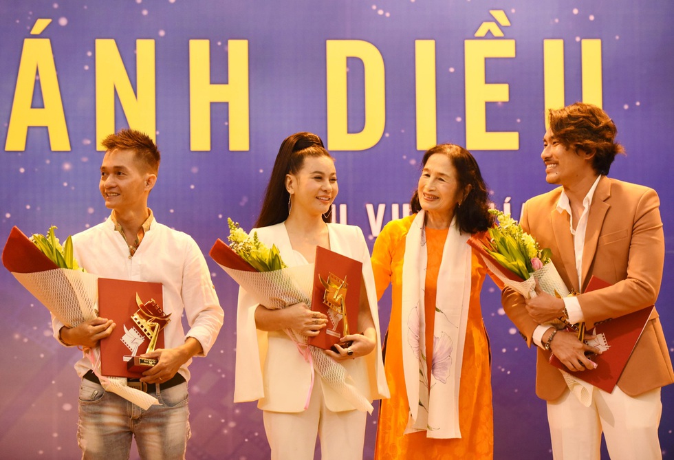 Kiều Minh Tuấn - Cát Phượng nhận Cánh diều, ban tổ chức xin lỗi nhầm tên bé Ngân Chi - Ảnh 5. Kiều Minh Tuấn - Cát Phượng nhận Cánh diều, ban tổ chức xin lỗi nhầm tên bé Ngân Chi - Ảnh 5.