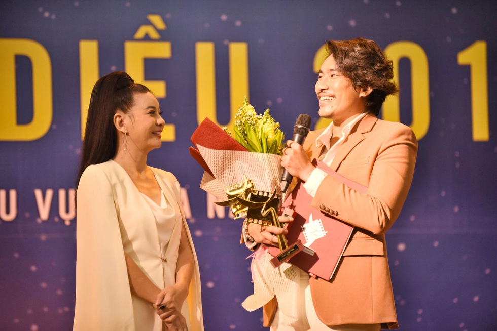 Kiều Minh Tuấn - Cát Phượng nhận Cánh diều, ban tổ chức xin lỗi nhầm tên bé Ngân Chi - Ảnh 6. Kiều Minh Tuấn - Cát Phượng nhận Cánh diều, ban tổ chức xin lỗi nhầm tên bé Ngân Chi - Ảnh 6.
