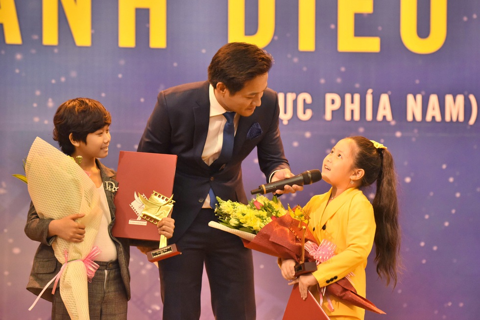 Kiều Minh Tuấn - Cát Phượng nhận Cánh diều, ban tổ chức xin lỗi nhầm tên bé Ngân Chi - Ảnh 7. Kiều Minh Tuấn - Cát Phượng nhận Cánh diều, ban tổ chức xin lỗi nhầm tên bé Ngân Chi - Ảnh 7.