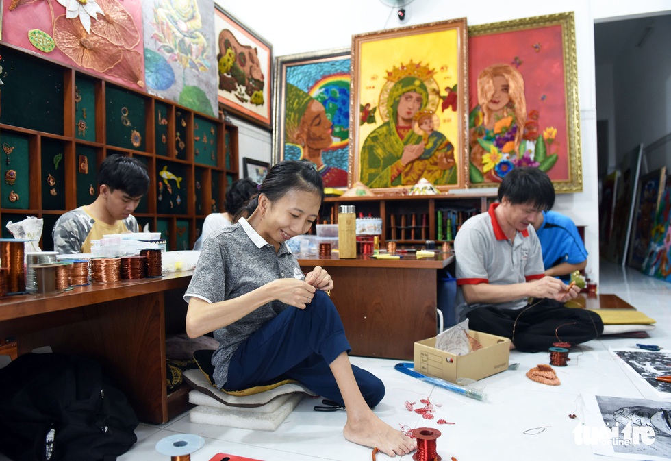 Cô gái sáng tạo ra dòng tranh dây đồng, chỉ truyền nghề cho người khuyết tật - Ảnh 5. Cô gái sáng tạo ra dòng tranh dây đồng, chỉ truyền nghề cho người khuyết tật - Ảnh 5.