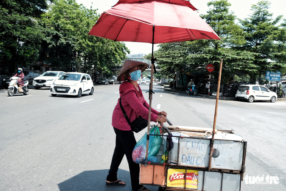 Người Hà Nội nhọc nhằn mưu sinh giữa nắng trên đầu đổ xuống, nóng từ mặt đường bốc lên - Ảnh 4.