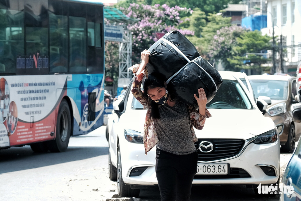 Người Hà Nội nhọc nhằn mưu sinh giữa nắng trên đầu đổ xuống, nóng từ mặt đường bốc lên - Ảnh 1.