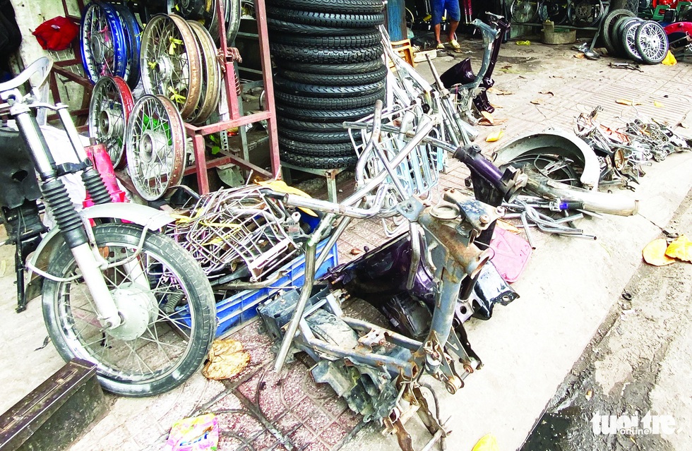 Xe máy mù không đèn, không kèn, xả khói mịt mù tung hoành trên đường - Ảnh 13. Xe máy mù không đèn, không kèn, xả khói mịt mù tung hoành trên đường - Ảnh 13.