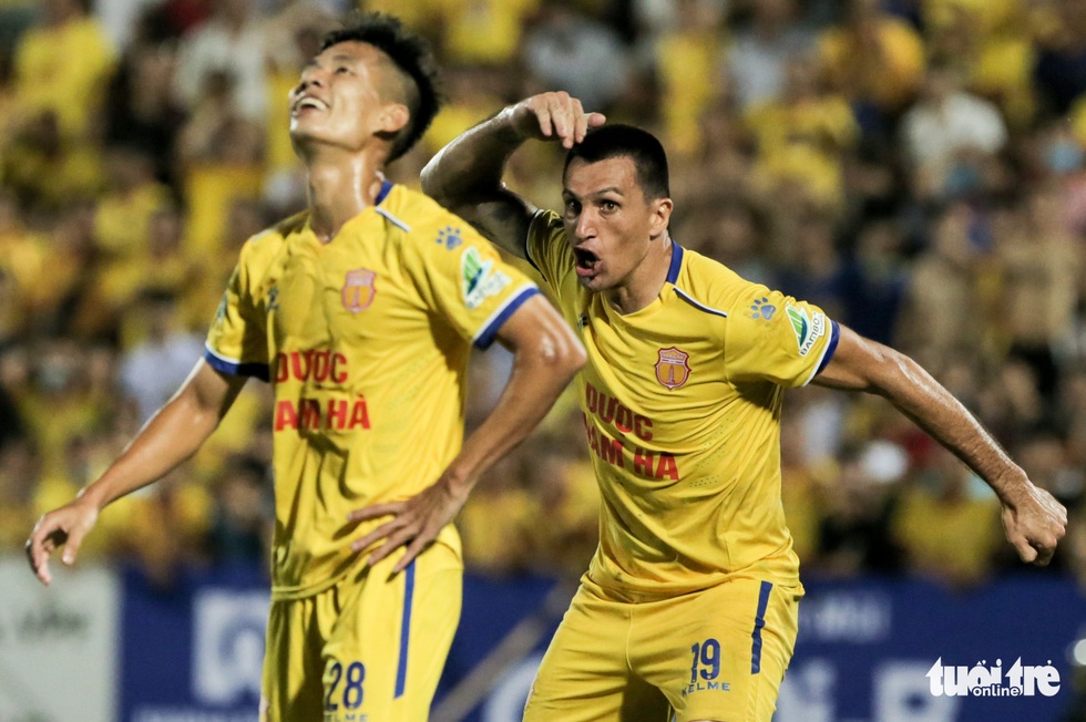 Đỗ Merlo nổi khùng với cựu tuyển thủ U23 Việt Nam vì thi đấu quá cá nhân - Ảnh 2. Đỗ Merlo nổi khùng với cựu tuyển thủ U23 Việt Nam vì thi đấu quá cá nhân - Ảnh 2.