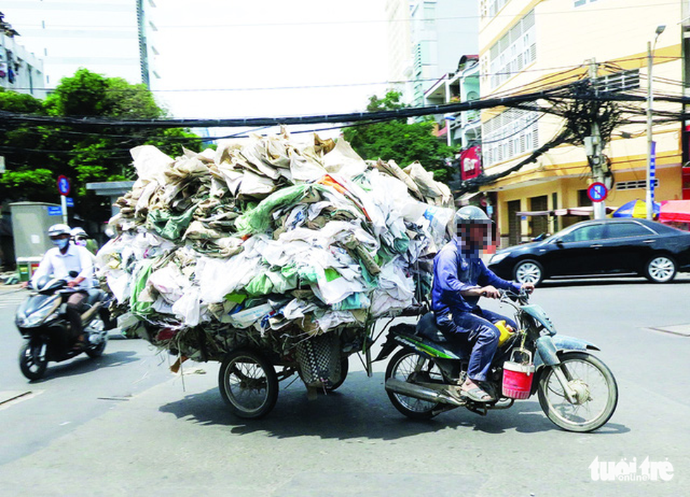 Xe máy mù không đèn, không kèn, xả khói mịt mù tung hoành trên đường - Ảnh 6. Xe máy mù không đèn, không kèn, xả khói mịt mù tung hoành trên đường - Ảnh 6.