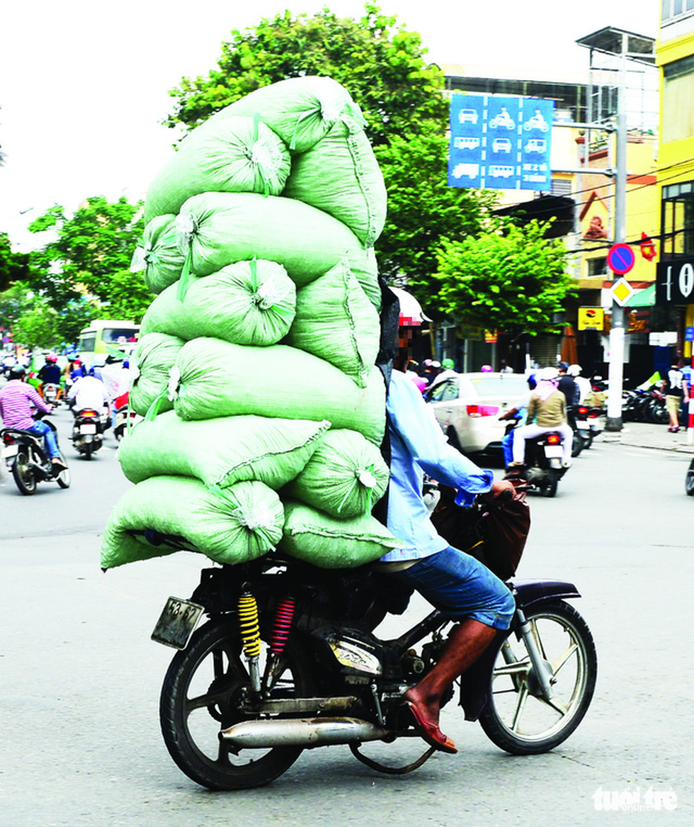Xe máy mù không đèn, không kèn, xả khói mịt mù tung hoành trên đường - Ảnh 8. Xe máy mù không đèn, không kèn, xả khói mịt mù tung hoành trên đường - Ảnh 8.