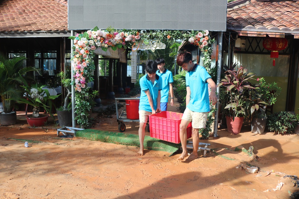 Bùn cát đỏ lại ập xuống Mũi Né, tràn khắp nhà dân, nhà hàng, resort - Ảnh 5. Bùn cát đỏ lại ập xuống Mũi Né, tràn khắp nhà dân, nhà hàng, resort - Ảnh 5.