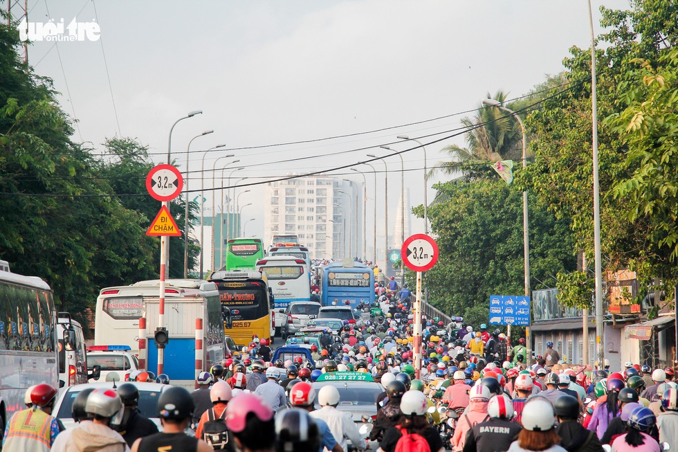 Xe cộ chen cứng quanh bến xe Miền Đông ngày đầu tuần - Ảnh 8. Xe cộ chen cứng quanh bến xe Miền Đông ngày đầu tuần - Ảnh 8.