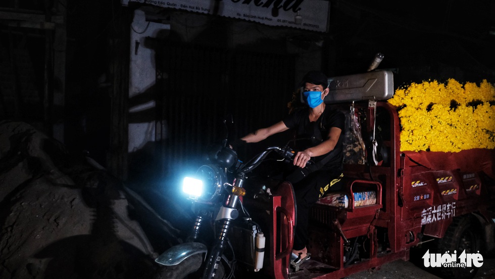 Hạ Lôi giây phút gỡ lệnh cách ly: Người dân chở hoa lên chợ bán - Ảnh 2. Hạ Lôi giây phút gỡ lệnh cách ly: Người dân chở hoa lên chợ bán - Ảnh 2.