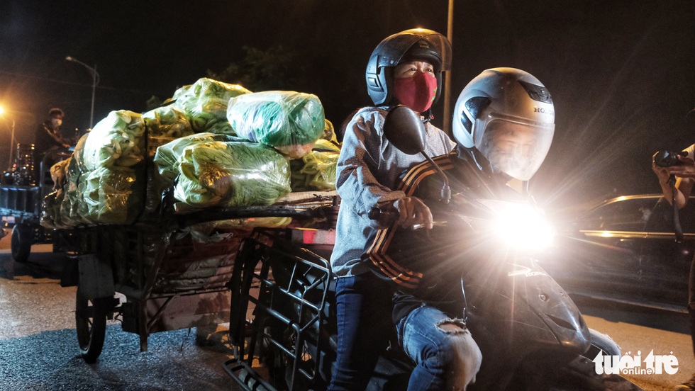 Hạ Lôi giây phút gỡ lệnh cách ly: Người dân chở hoa lên chợ bán - Ảnh 1. Hạ Lôi giây phút gỡ lệnh cách ly: Người dân chở hoa lên chợ bán - Ảnh 1.